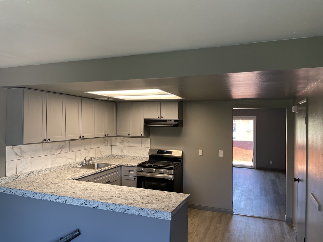 Kitchen - 1011 W 7th St