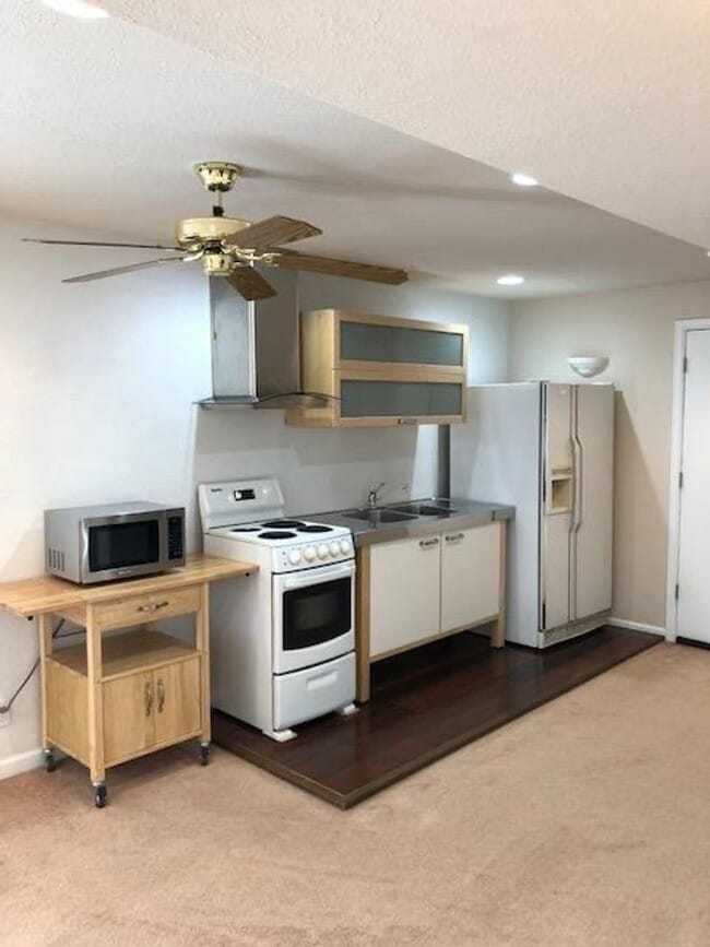 Building Photo - Charming Studio in Superior