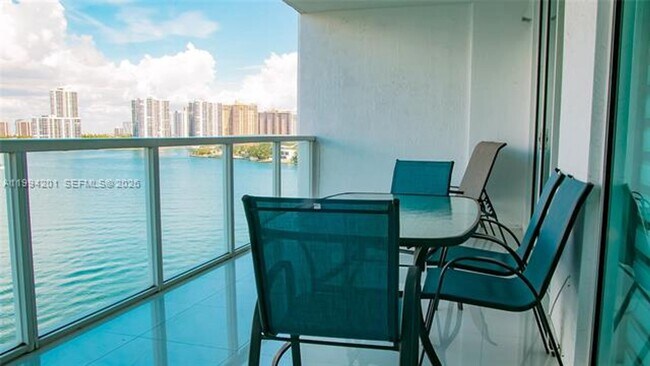Foto del edificio - 18100 N Bay Rd