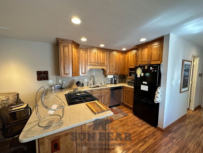 Building Photo - 3 Bedroom, Furnished on Golf Course!