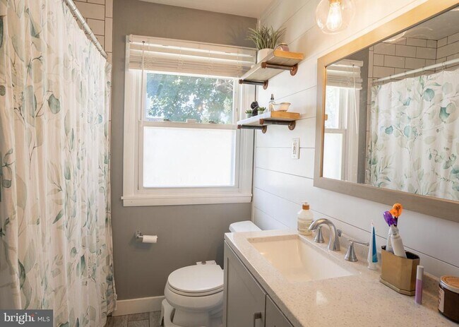 Building Photo - 3817 Kingston Way