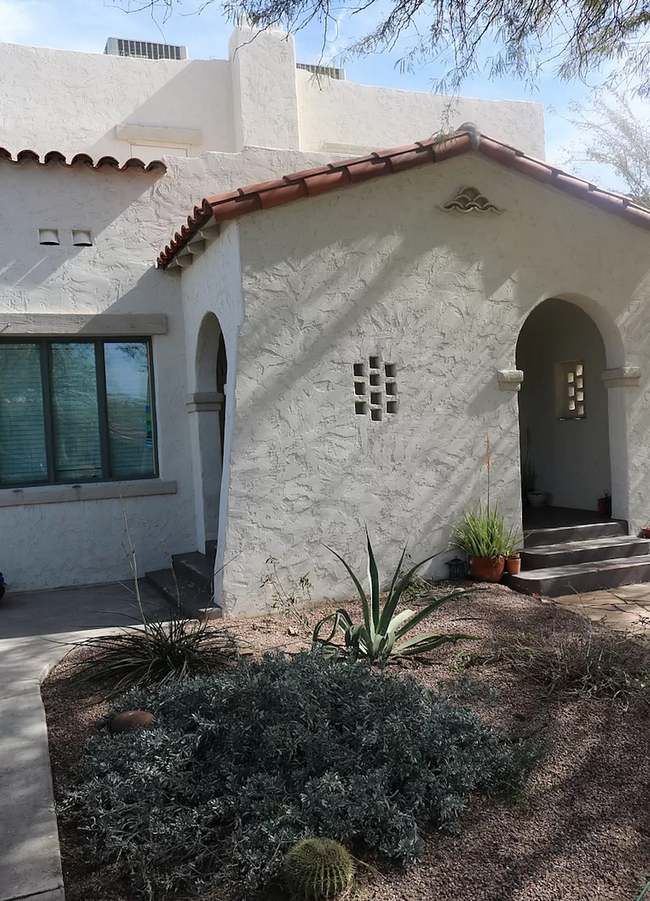 Front entrance - 1819 North Laurel Avenue