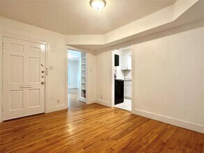Building Photo - 912 W 22 1/2 St