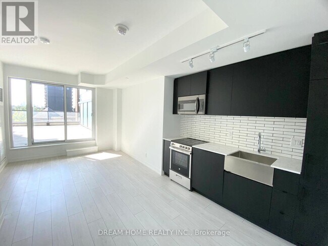 Building Photo - 270 Dufferin St