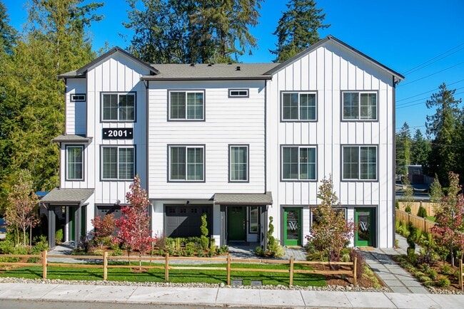 Building Photo - 4 Bedroom with Greenspace Privacy!