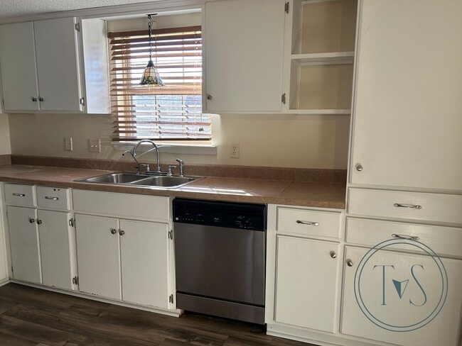 Building Photo - MOVE-IN SPECIAL: $500 OFF 1st MONTH'S RENT!**