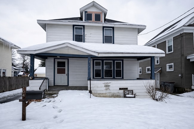 Building Photo - Large 4 bedroom home across from Franklyn Field.