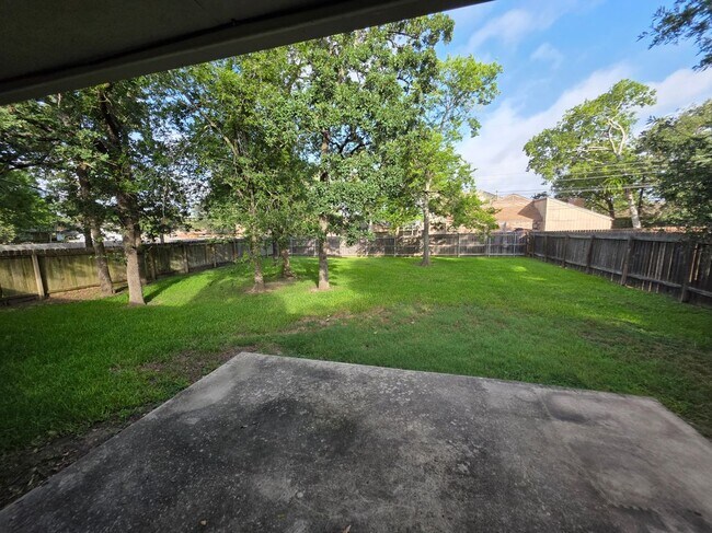 Foto del edificio - 4207 Woodcrest Dr