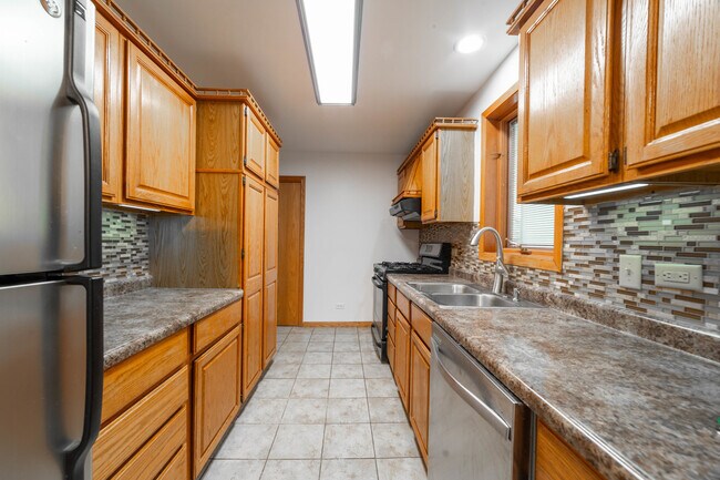 Building Photo - 6546 W Cornelia Ave