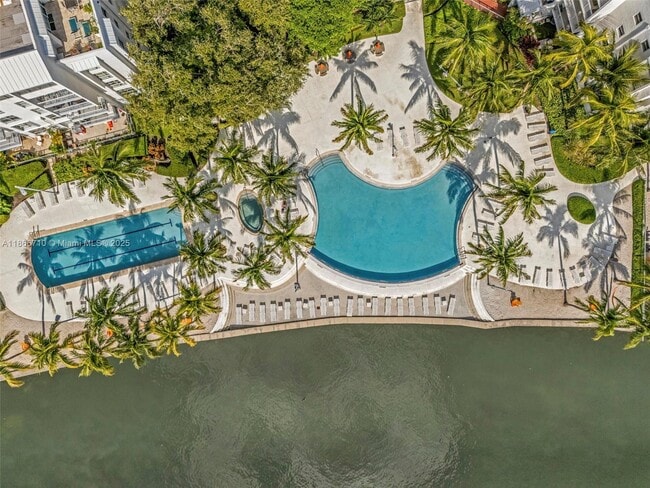 Foto del edificio - 650 NE 64th St