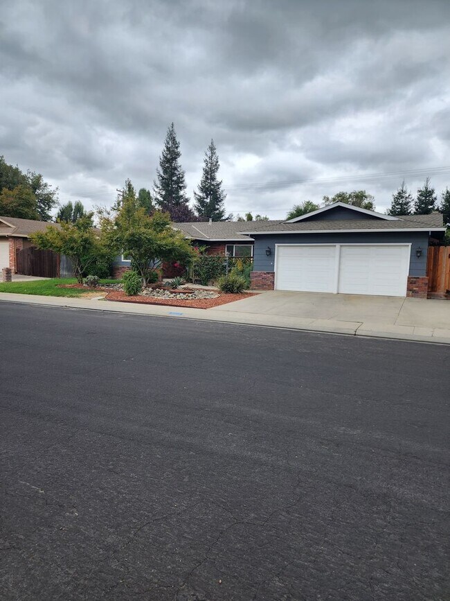 Foto del edificio - 3 Bedroom 2 bath with 2 car garage off of ...