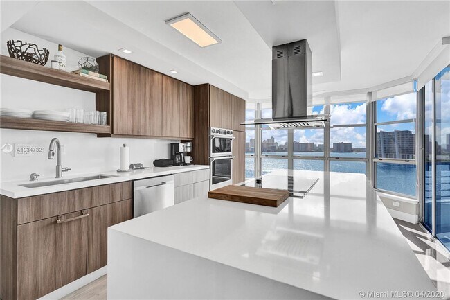 Building Photo - 3600 Mystic Pointe Dr