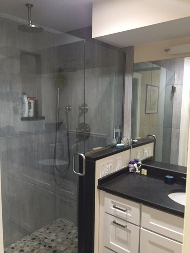 Foto del edificio - 1 bed 1.5 bath with roof deck, no undergra...
