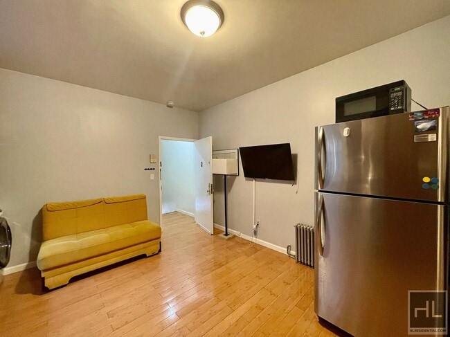 Building Photo - NO FEE Two bedroom in Prime Location on Di...