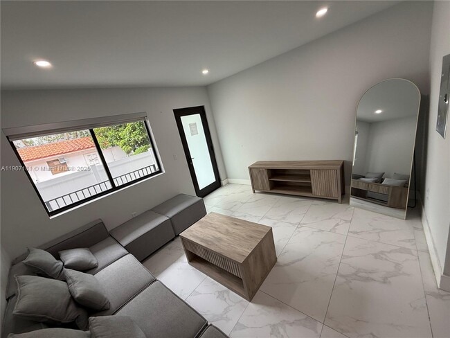 Building Photo - 944 Jefferson Ave