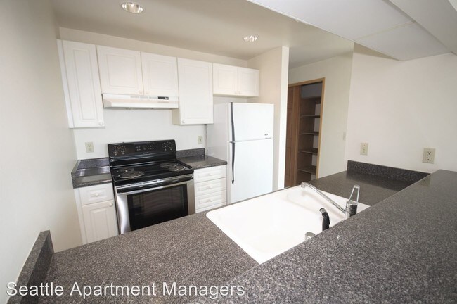 Building Photo - 4208 Beach Dr SW