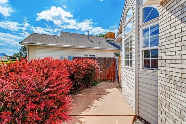 Building Photo - 3 bedroom home with fenced yard and garage in desirable neighborhood!