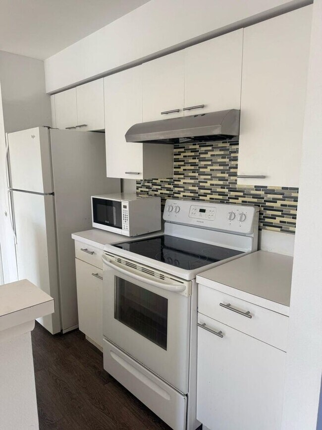 Building Photo - 1/1 Spacious Condo in Gated Community