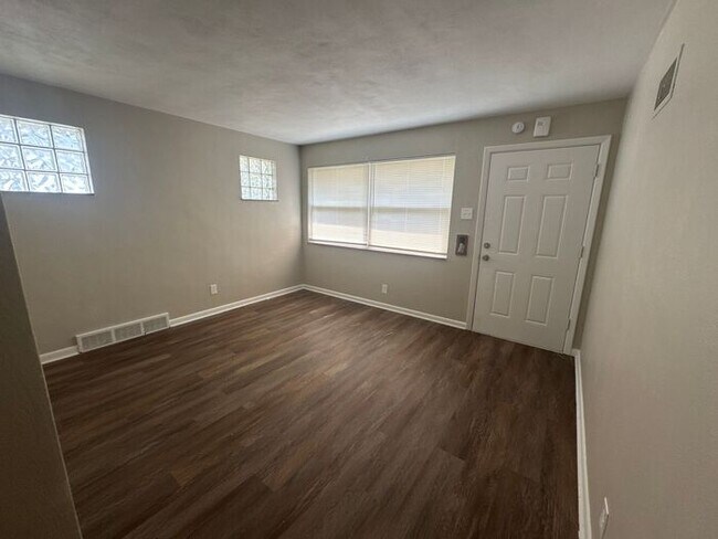 Foto del edificio - 2BR 1ba apartment conveniently located in ...