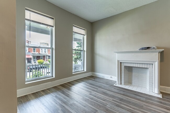 Foto del edificio - 3-Bed, 1-Bath Home with High Ceilings and Spacious Rooms