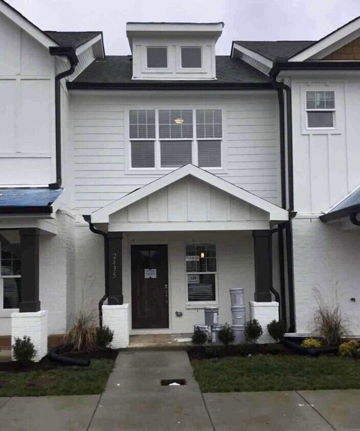 Foto principal - 2435 Sayerville Ave