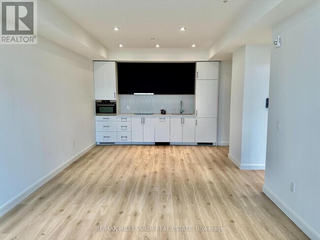 Photo du bâtiment - 741-741 King St W