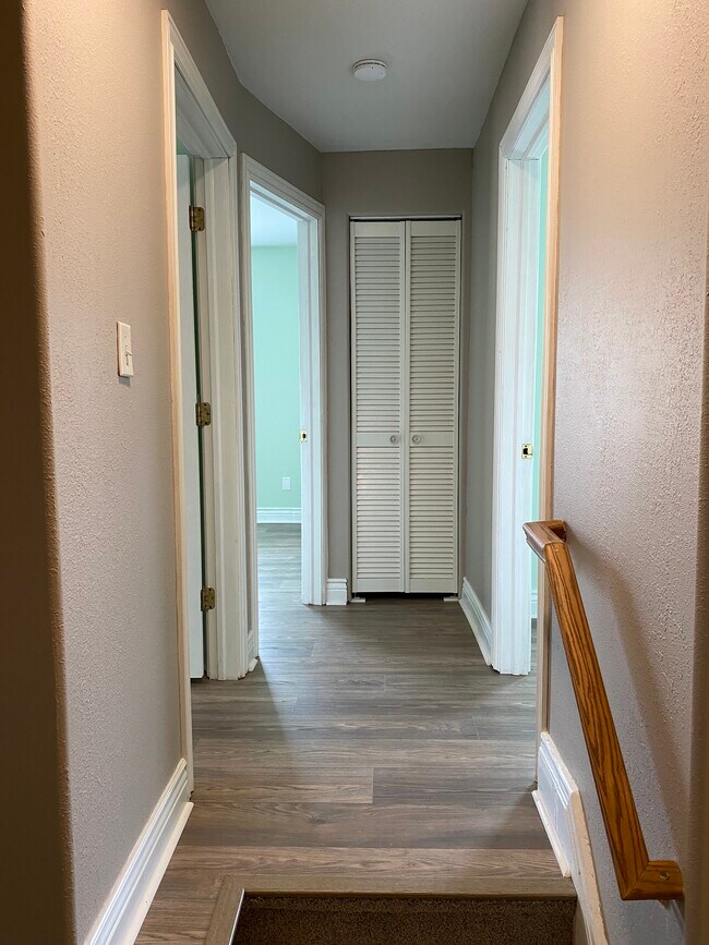 Parte superior de las escaleras que conducen a los 3 dormitorios - 622 Putnam St