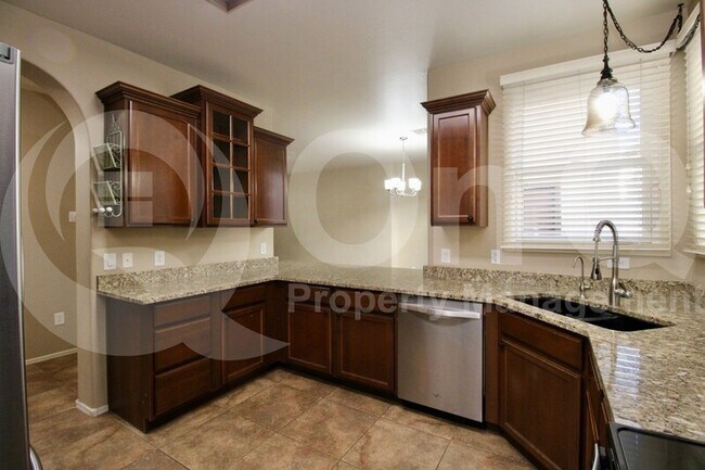 Building Photo - 865 S Huish Dr