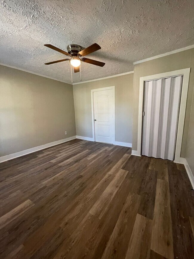 Foto del edificio - Spacious 2 bedroom and 1 bath house- First...