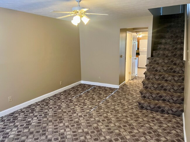 Building Photo - 1616 Spring Valley Dr