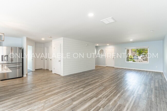 Building Photo - 1139 1325 S