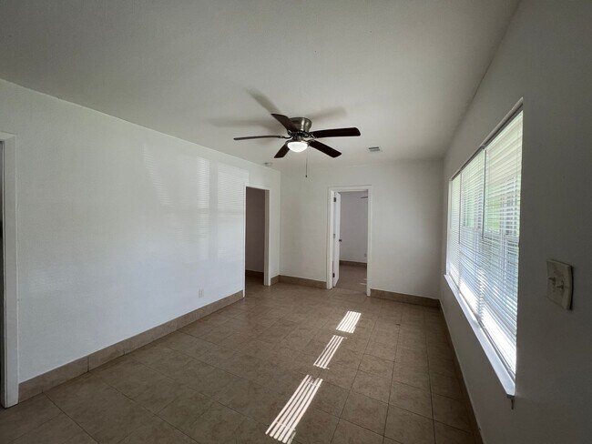 Building Photo - Cute 3 Bedroom