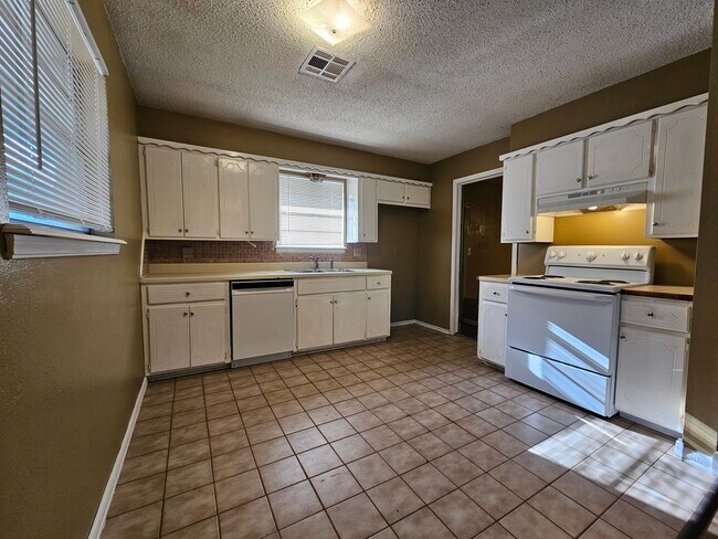 Foto del edificio - (3) Bed/(1.5) Bath Avail NOW! Pet Negotiable!