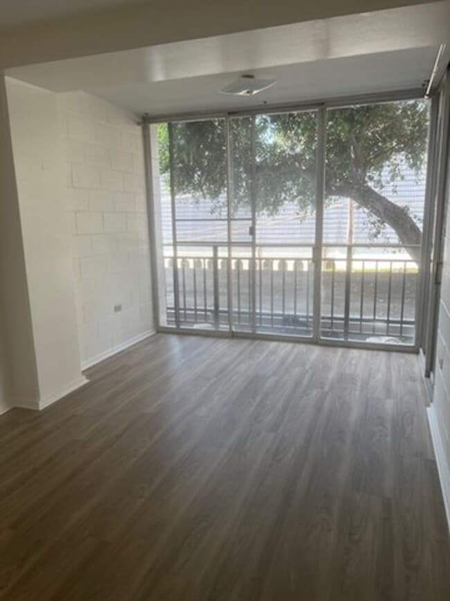 Foto del edificio - NEWLY RENOVATED! THE TOWN HOUSE CONDO!