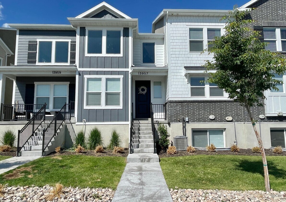 Primary Photo - Beautiful Poolside Townhome at Mountain Ri...