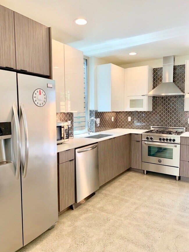 Building Photo - Modern 3 Bedroom In Capital Hill Available...