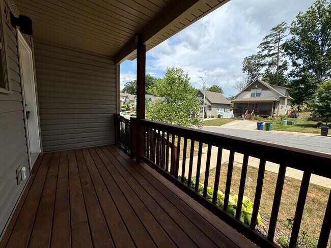 Foto del edificio - Weaverville - Modern, Three Bedroom, Fenced Yard