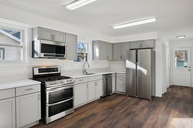 Building Photo - 20916 Pinecrest St