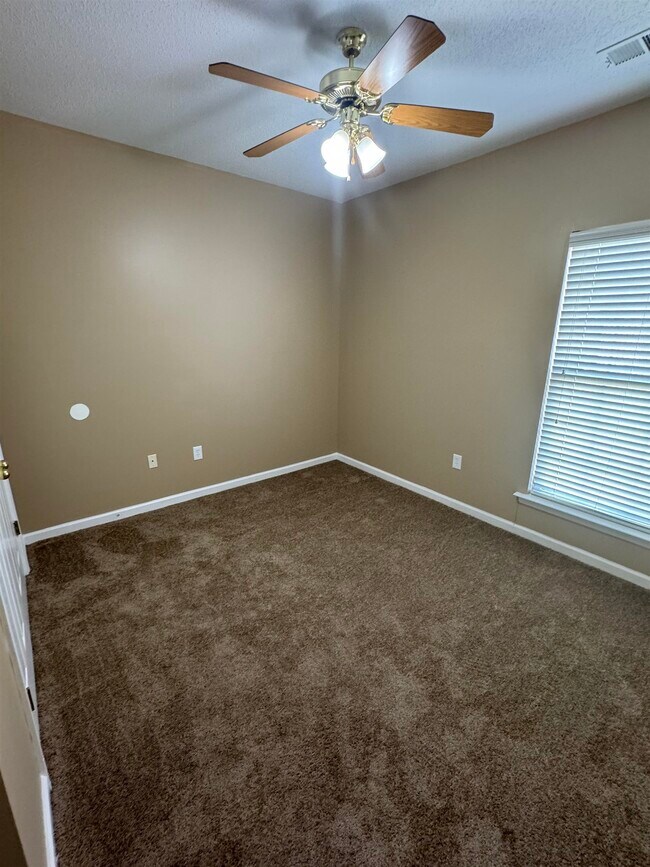 Building Photo - 629 Peyton Cir