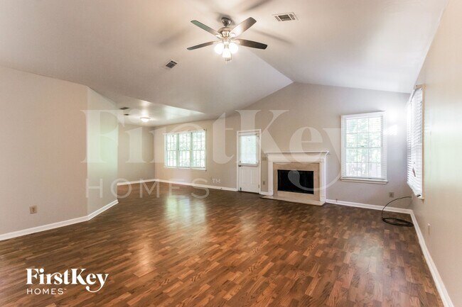 Foto del edificio - 594 Fortune Ridge Rd