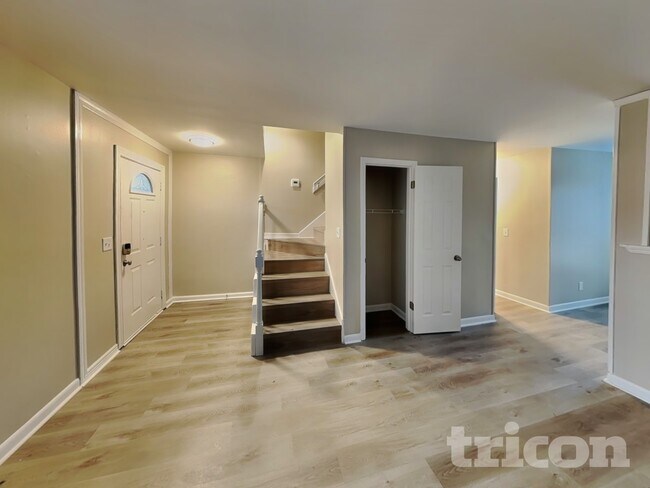 Building Photo - 622 Meadowview Dr