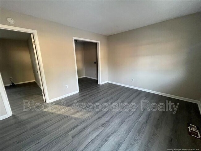Foto del edificio - 4953 Fieldcrest Dr