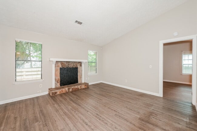 Foto del edificio - 6052 Creekford Dr