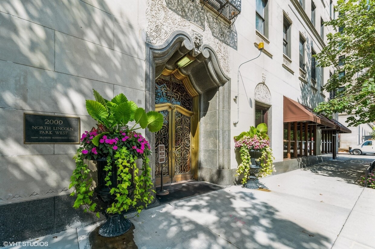 Primary Photo - 2000 N Lincoln Park West St