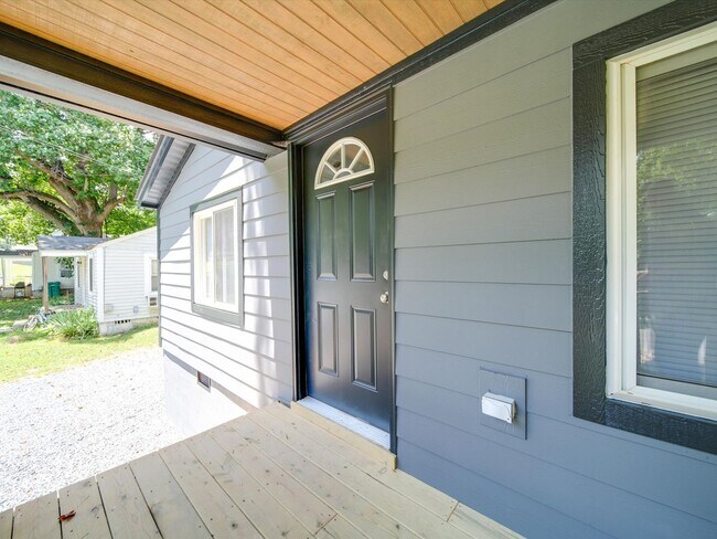 Building Photo - Beautifully Remodeled 3-bedroom, 2 bath house