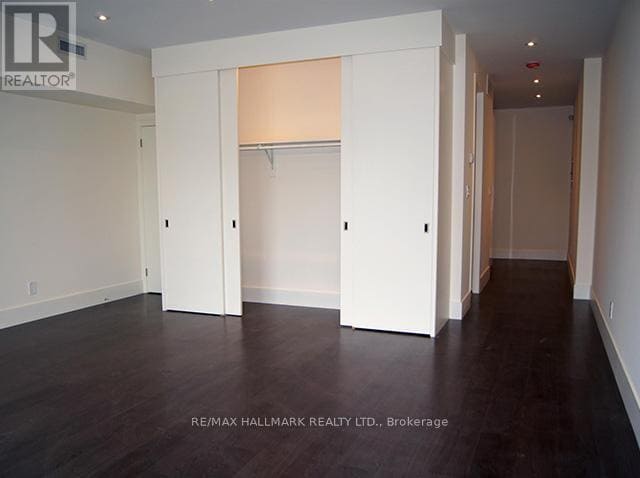 Building Photo - 866 College St