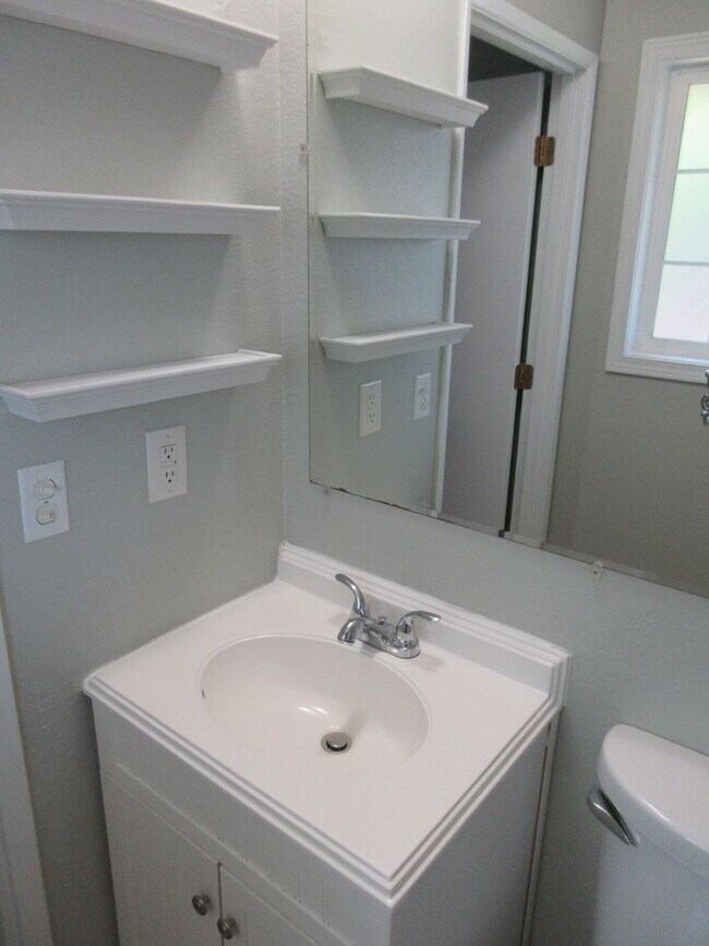 Building Photo - Single Level Three Bedroom in South Salem ...