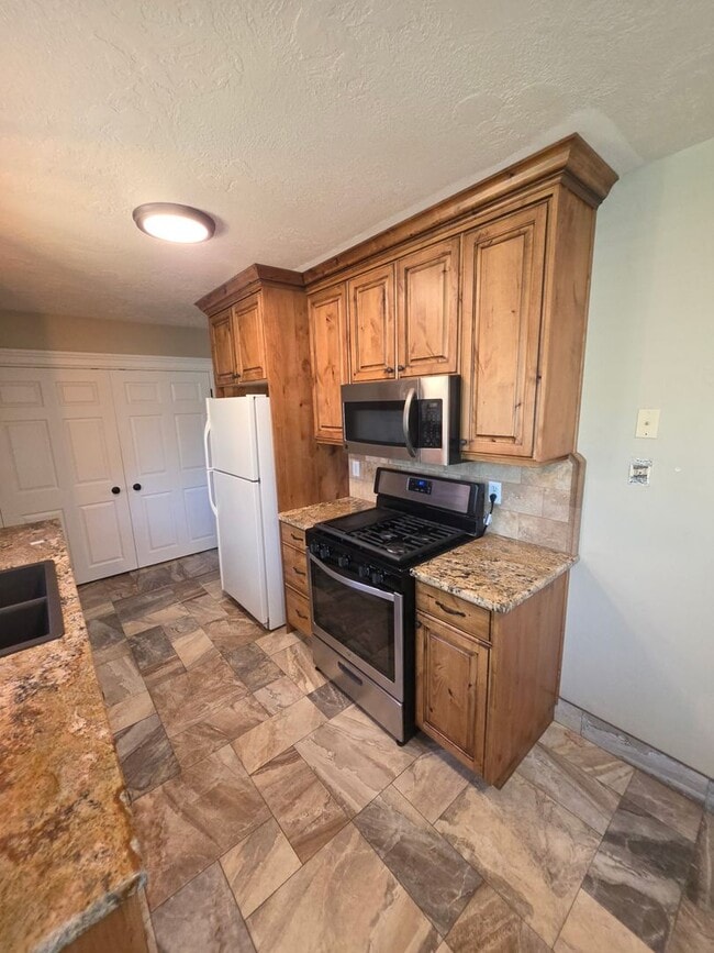 Building Photo - 355 Kurtwood Dr