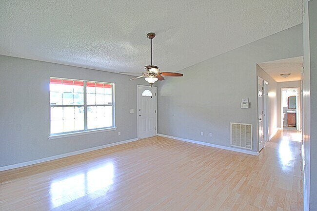 Building Photo - 850 Lyndsi Ln