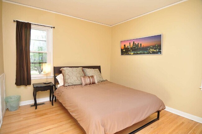 Building Photo - Spacious 3-Bed Duplex with Garage and 2 bathrooms in Minneapolis!